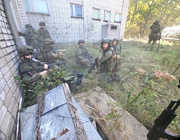 Сутки с бронёй: в приморском городе Находка отработали тактику обороны в зданиях